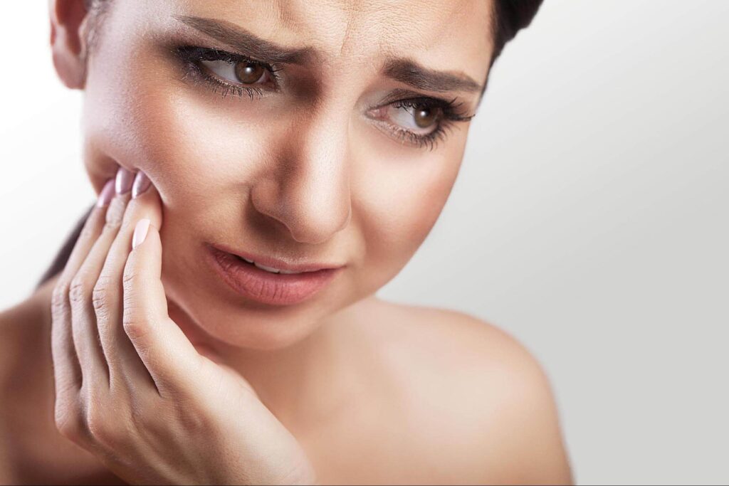 woman with pain in ear from wisdom teeth